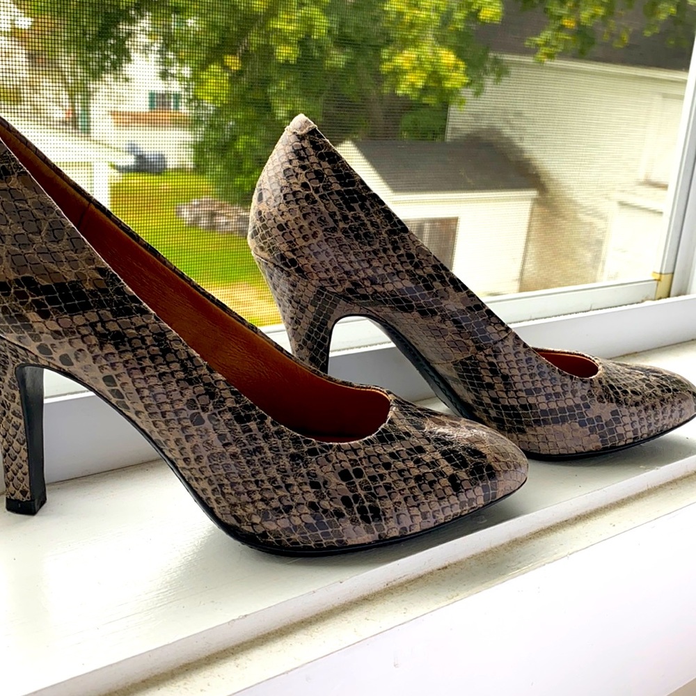 Sofft Grey & Black Stylish Patent Leather Alligator Style Pumps 8 M